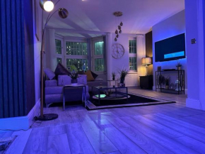 Luxury 9ine Lush Jacuzzi Apartment with Balcony